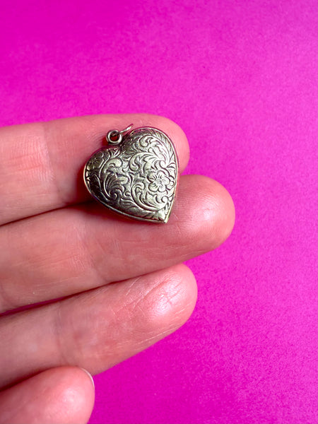 EARLY VINTAGE 9ct PUFFY HAND ENGRAVED HEART CHARM PENDANT