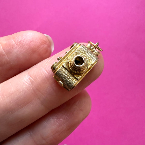 1961 9CT VINTAGE RARE FILM CAMERA CHARM WITH OPENING BACK WITH BIRD