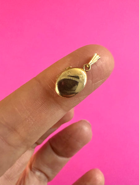 VINTAGE 9ct GOLD TEENY LOCKET CHARM