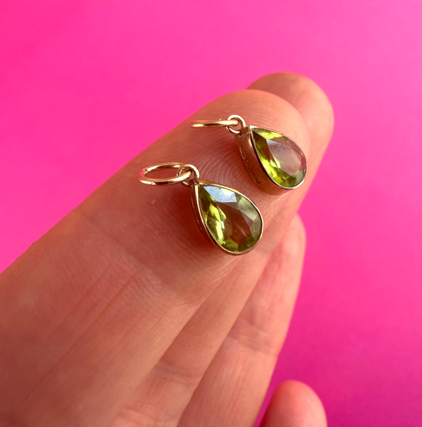 1986 9CT GOLD VINTAGE PERIDOT DROP CHARM