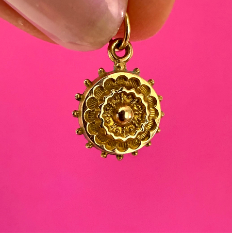 VINTAGE 10CT GOLD ORNATE MANDALA SUN CHARM