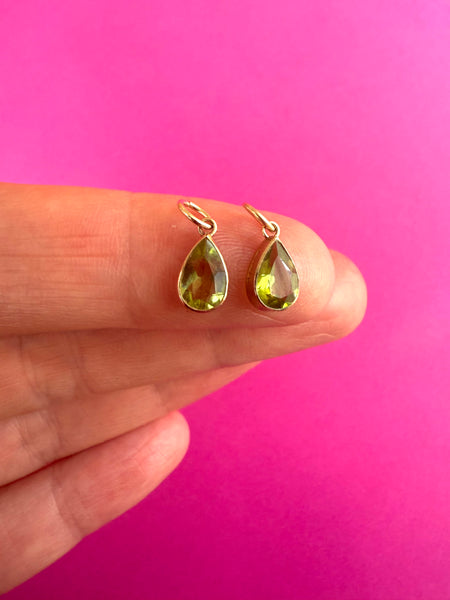 1986 9CT GOLD VINTAGE PERIDOT DROP CHARM