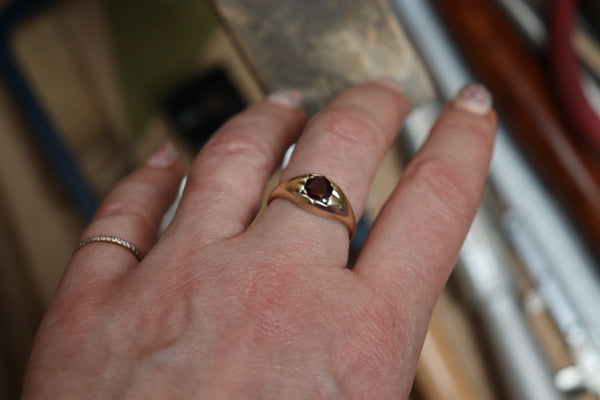 VINTAGE GARNET 9ct GYPSY STAR SET RING SIZE Q