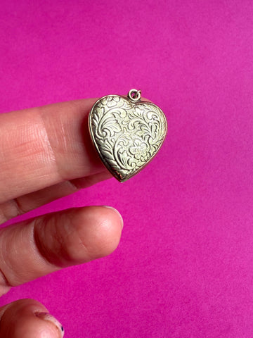 EARLY VINTAGE 9ct PUFFY HAND ENGRAVED HEART CHARM PENDANT