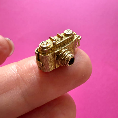 1961 9CT VINTAGE RARE FILM CAMERA CHARM WITH OPENING BACK WITH BIRD