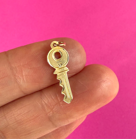 1986 VINTAGE 9ct GOLD KEY CHARM
