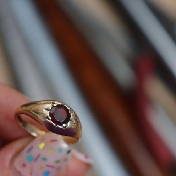 VINTAGE GARNET 9ct GYPSY STAR SET RING SIZE Q