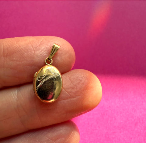 VINTAGE 9ct GOLD TEENY LOCKET CHARM