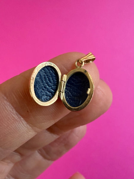 VINTAGE 9ct GOLD TEENY LOCKET CHARM