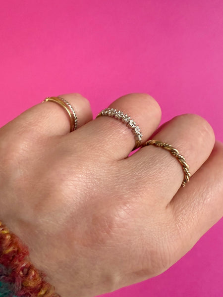 VINTAGE 9CT GOLD AND DIAMOND 7 STARS RING - SIZE M