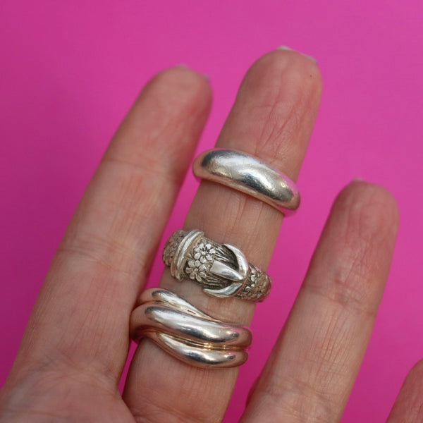 1970s VINTAGE CHUNKY SILVER FLOWER POWER BELT RING  - SIZE Q