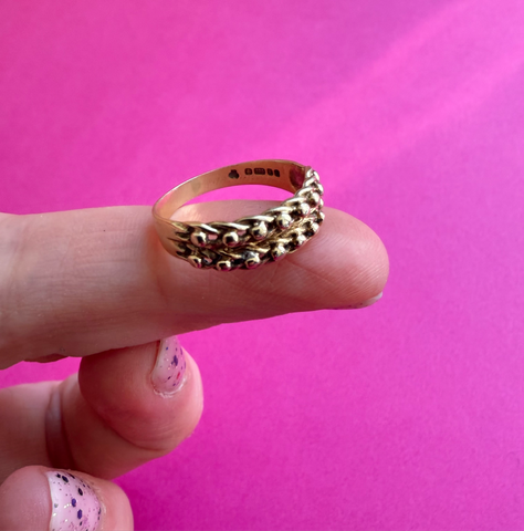 *RESERVED* 1985 9CT GOLD KEEPER RING SIZE L