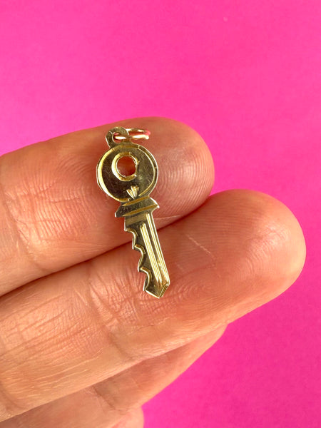 1986 VINTAGE 9ct GOLD KEY CHARM