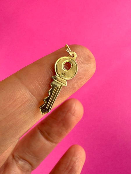 1986 VINTAGE 9ct GOLD KEY CHARM