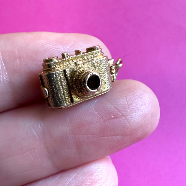 1961 9CT VINTAGE RARE FILM CAMERA CHARM WITH OPENING BACK WITH BIRD
