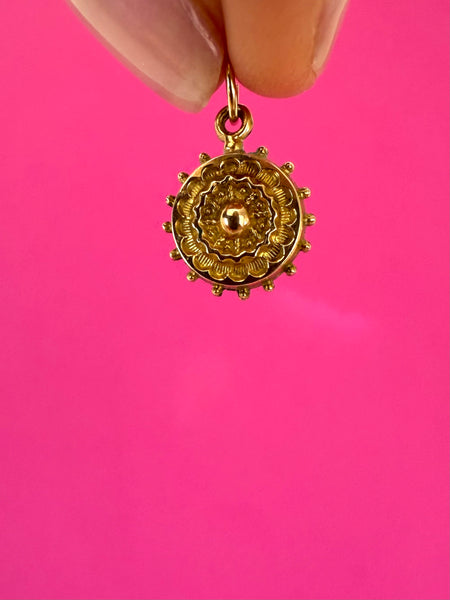 VINTAGE 10CT GOLD ORNATE MANDALA SUN CHARM