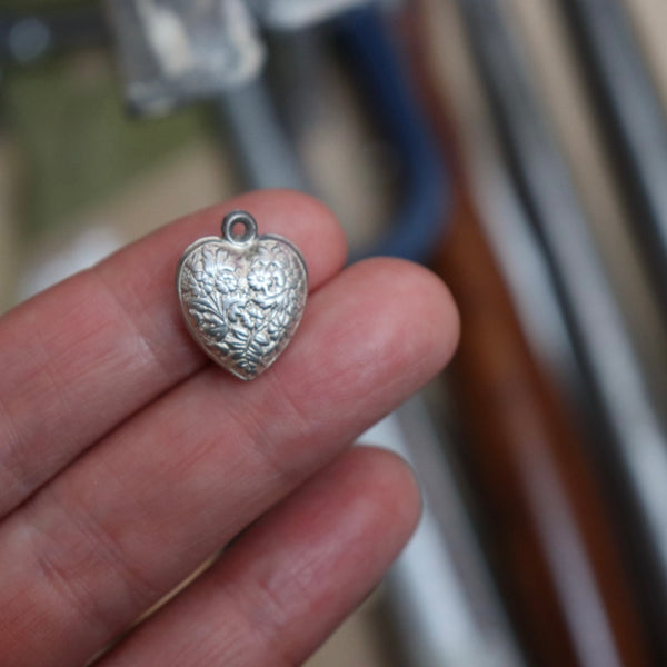 1950s SILVER VINTAGE LARGE ORNATE PUFFY HEART CHARM PENDANT