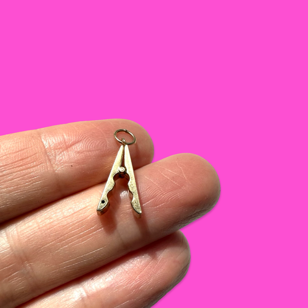 VINTAGE 9CT ARTICULATED CLOTHES PEG CHARM