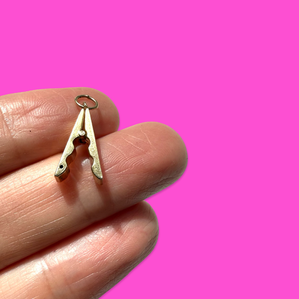 VINTAGE 9CT ARTICULATED CLOTHES PEG CHARM