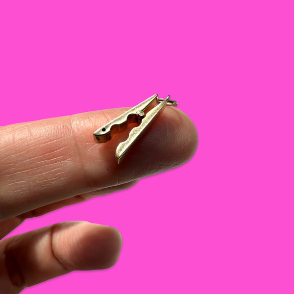 VINTAGE 9CT ARTICULATED CLOTHES PEG CHARM