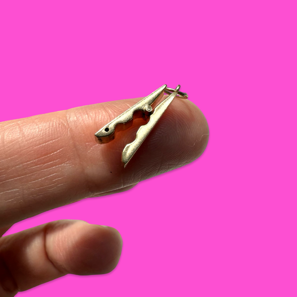 VINTAGE 9CT ARTICULATED CLOTHES PEG CHARM
