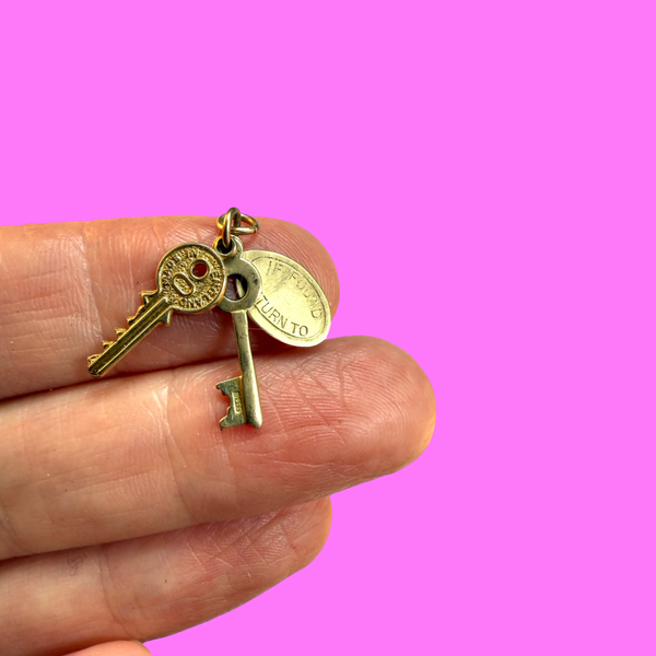 VINTAGE 9CT IF LOST PLEASE RETURN KEYS CHARM